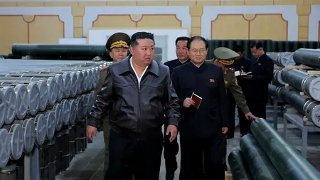 Kim Jong-Un solicită creșterea producției de obuze de artilerie, pe fondul consolidării relației DIPLOMATICE cu Rusia