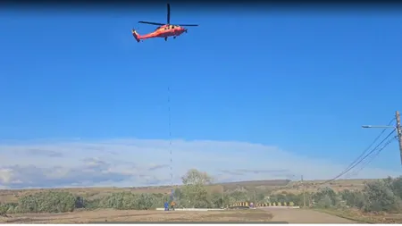 Aviația MAI sare în ajutorul sinistraților din GALAȚI/Stâlpii de electricitate au fost aduși cu un elicopter Black Hawk