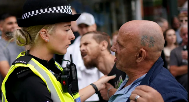 Violenţele continuă în Marea Britanie: Hoteluri pentru migranţi au fost atacate / Sursa foto: X