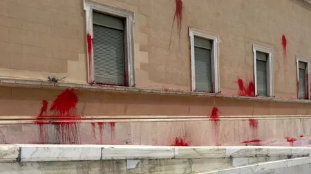 Parlamentul Greciei a fost vandalizat cu vopsea roșie: O grupare anarhistă a revendicat atacul - FOTO