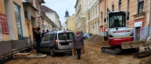 Coșmar pentru pietoni pe o stradă din centrul Clujului. „Slalom” printre muncitori, utilaje și gropi