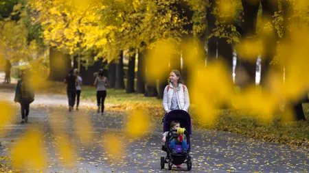 Cum ne îmbrăcăm în weekend. Vreme RĂCOROASĂ în mare parte a țării, dar blândă în Capitală. COD GALBEN de vânt și ploi în șase județe