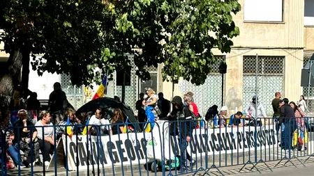 Zeci de oameni scandează lozinci de susținere pentru Călin Georgescu, în fața Arestului Central. A apărut și primul cort