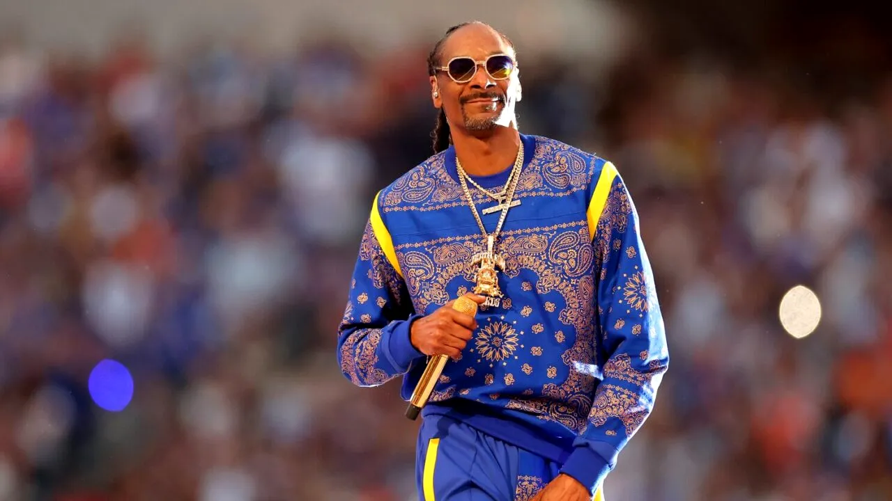 Un film biografic despre Snoop Dogg, în regia lui  Allen Hughes și scris de scenaristul „Wakanda Forever” Joe Robert Cole, se află în lucru