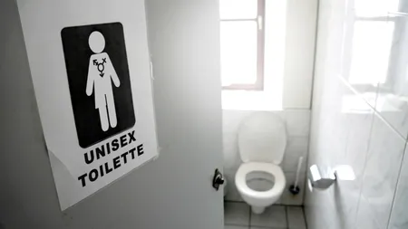Situație BIZARĂ în Franța: Un liceu a introdus toaletele mixte pentru elevi