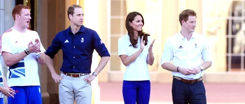JO LONDRA 2012. Prințul William a asistat la trecerea ștafetei torței olimpice în fața palatului Buckingham