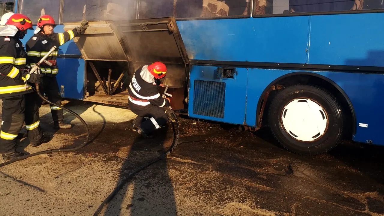 Un autocar cu 21 de copii la bord a luat foc, pe un drum din județul Botoșani (FOTO)