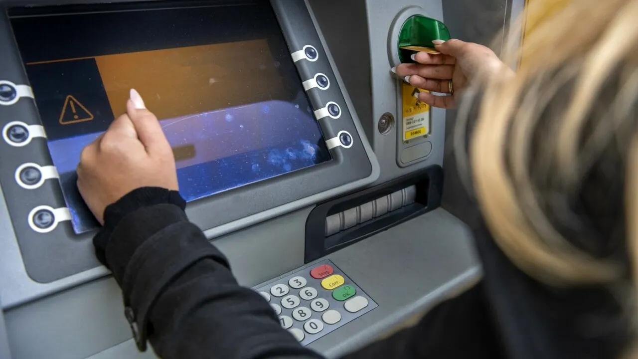 Ce sumă de BANI nu ar trebui să retragi de la bancomat pentru a evita controalele ANAF. Există o excepție de care mulți români nu știu