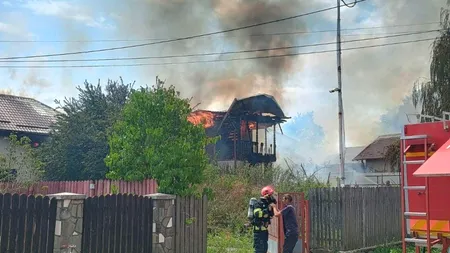 Mobilizare urgentă a pompierilor! Trei locuințe cuprinse de FLĂCĂRI în Prahova. Mai multe persoane au primit îngrijiri de la medici