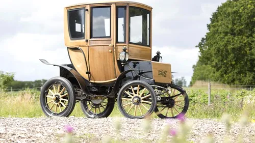 O mașină electrică foarte rară, veche de 105 ani, a fost vândută la licitație. GALERIE FOTO