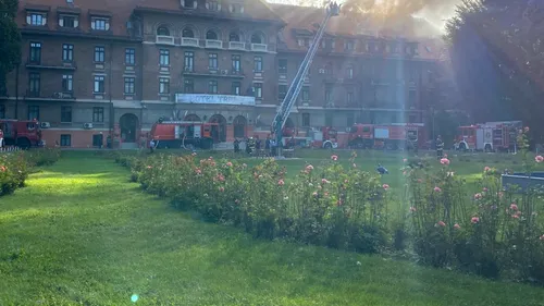 Incendiu puternic la un hotel istoric din Capitală. Zece persoane au fost evacuate (VIDEO & FOTO EXCLUSIVE)