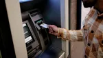 Schimbare majoră la banii scoși de la bancomat. Românii ar putea retrage orice sumă de la ATM, indiferent de banca la care au cardul