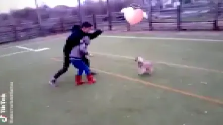 Video șocant cu un adolescent din Teleorman care chinuie un cățel pe care îl învârtește cu putere în lesă! Imaginile sunt de un sadism greu de imaginat!