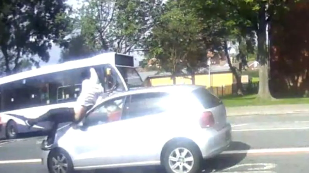 VIDEO. Aventurile unui hoț. Nu s-a oprit din fugă nici după ce a fost lovit de mașină și a rămas cu pantalonii în mână