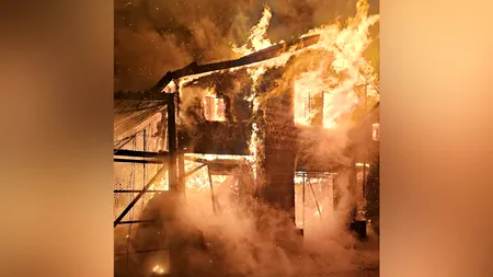 FOTO: Tragedie în Dâmbovița. Doi oameni găsiți carbonizați, în casa cuprinsă de flăcări.