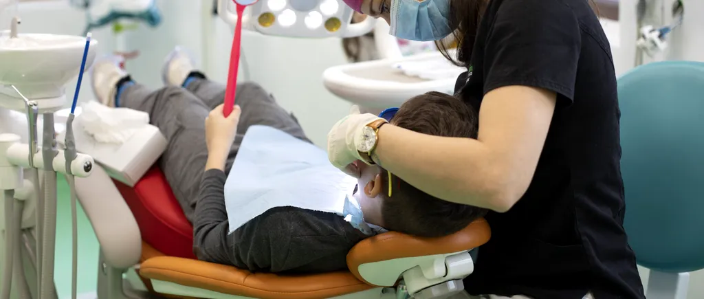 EXCLUSIV | O treime dintre părinți nu și-au dus niciodată copiii la dentist. Medic stomatolog: Este dezastru național! Ar trebui să se transforme în obligativitate. Să nu le îngustăm alegerile ca viitori adulți pentru că nu au dinți în gură”