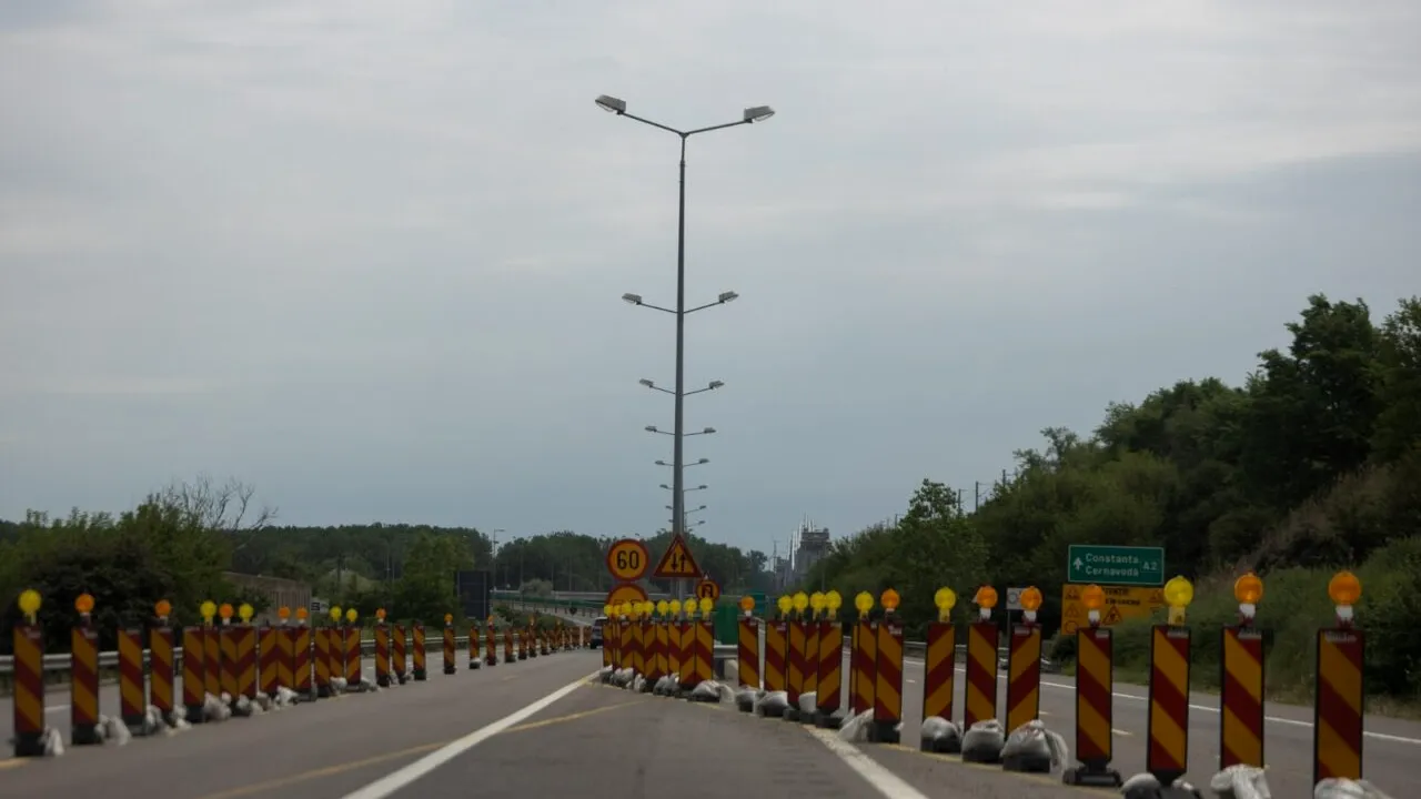 Pe drumurile naționale din 15 județe sunt resticții de circulație, din cauza caniculei. Ce zone sunt vizate și recomandările polițiștilor