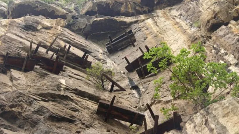 Sicriile suspendate de pe muntele Gongxian - unul dintre cele mai mari mistere din China 