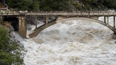 După dezastrul provocat de incendiile de vegetație, California se luptă acum cu alunecările de teren. 20 de oameni au murit