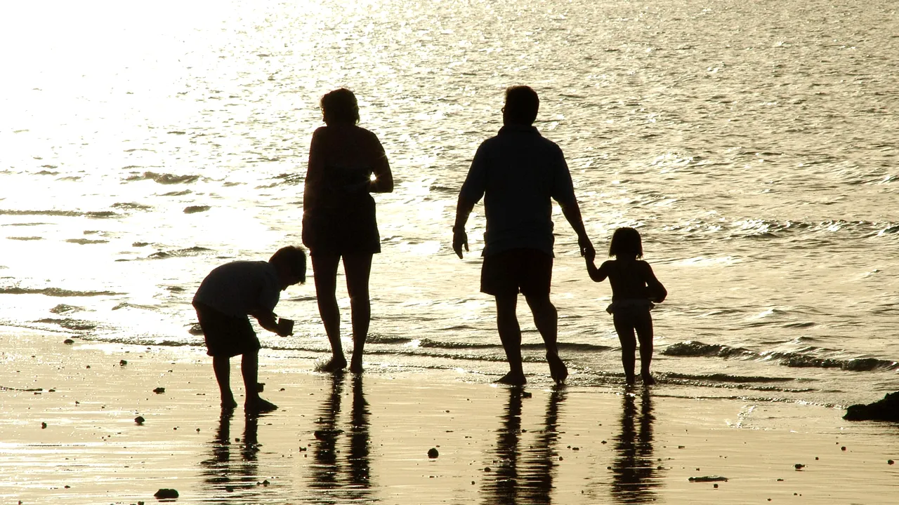 16 august, zi liberă. Senator PNL: Guvernul vrea ca bugetarii să stea acasă pe banii privaților.  România reală nu-și permite mai plătească o zi liberă