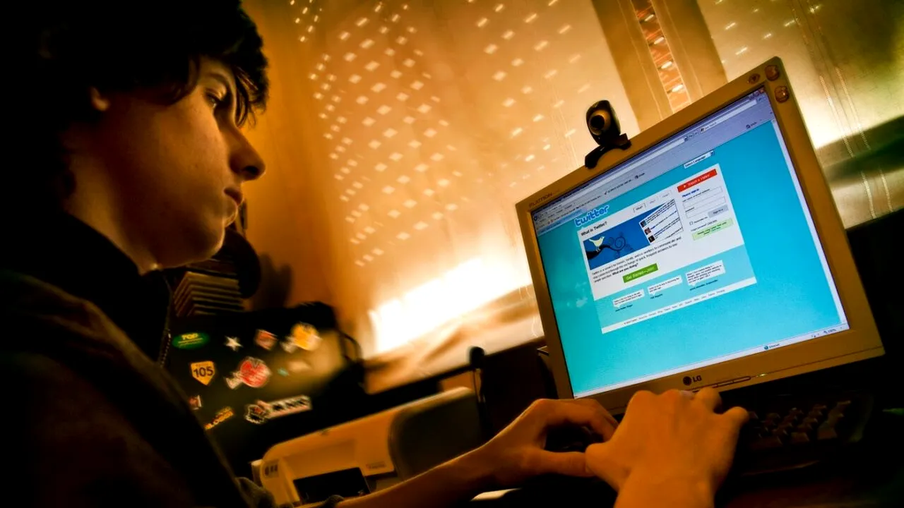 Povestea STUDENTULUI care a cucerit lumea cu invenția sa. Acum are 400.000.000 de utilizatori. Elon Musk a plătit 44 de miliarde $ pentru creația lui