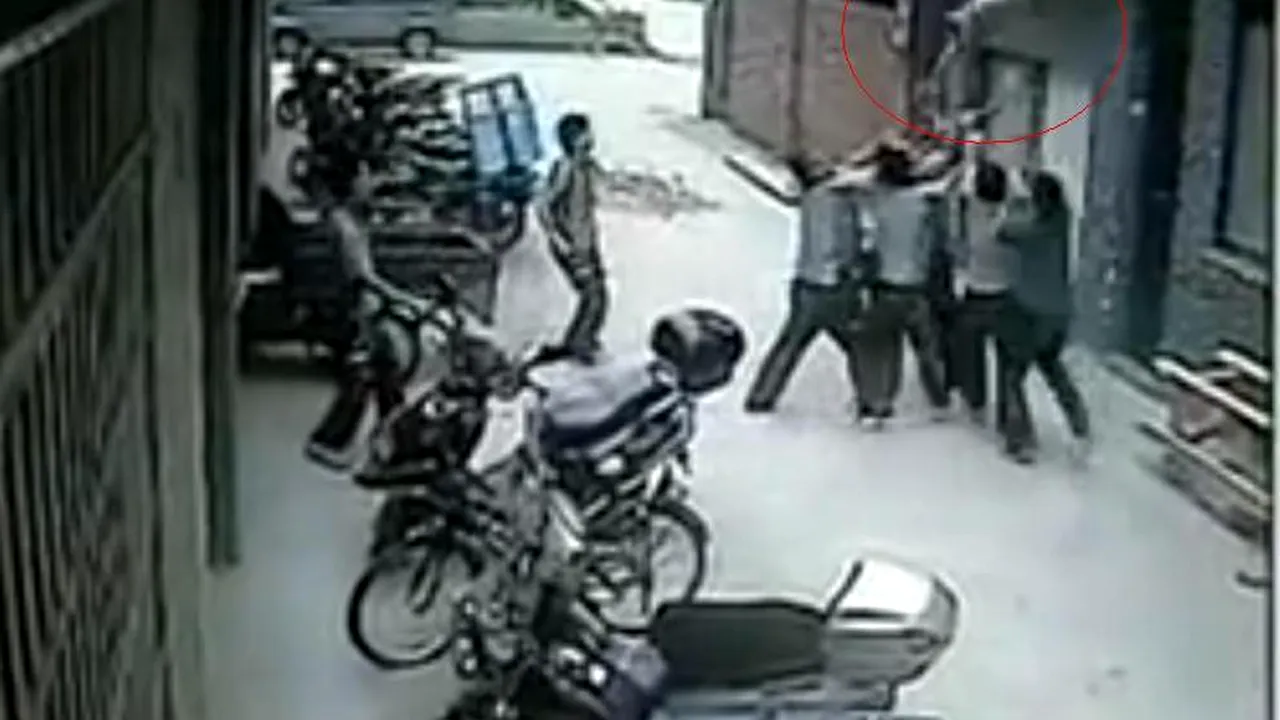 Salvare miraculoasă a unei fetițe care a căzut de la etaj