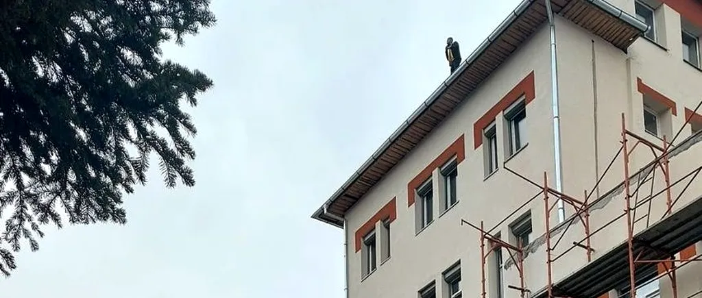UPDATE | Bărbatul care ameninţa că se aruncă de pe acoperişul Spitalului Judeţean din Târgu-Jiu, convins să coboare (VIDEO)