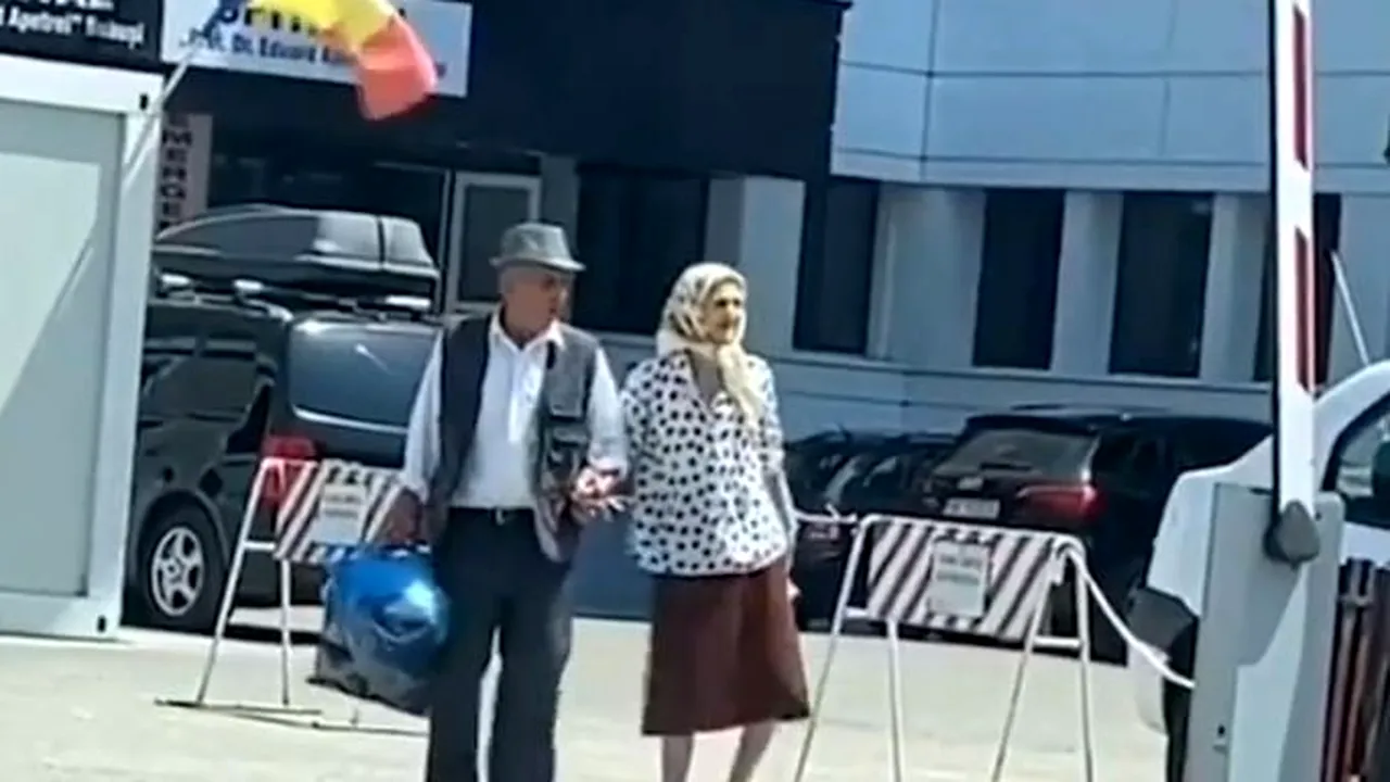 EMOȚIONANT. Un bătrân și-a așteptat soția în fața spitalului și au plecat amândoi ținându-se de mână