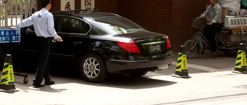 China investighează un incident în care mașina ambasadorului american a fost atacată la Beijing 