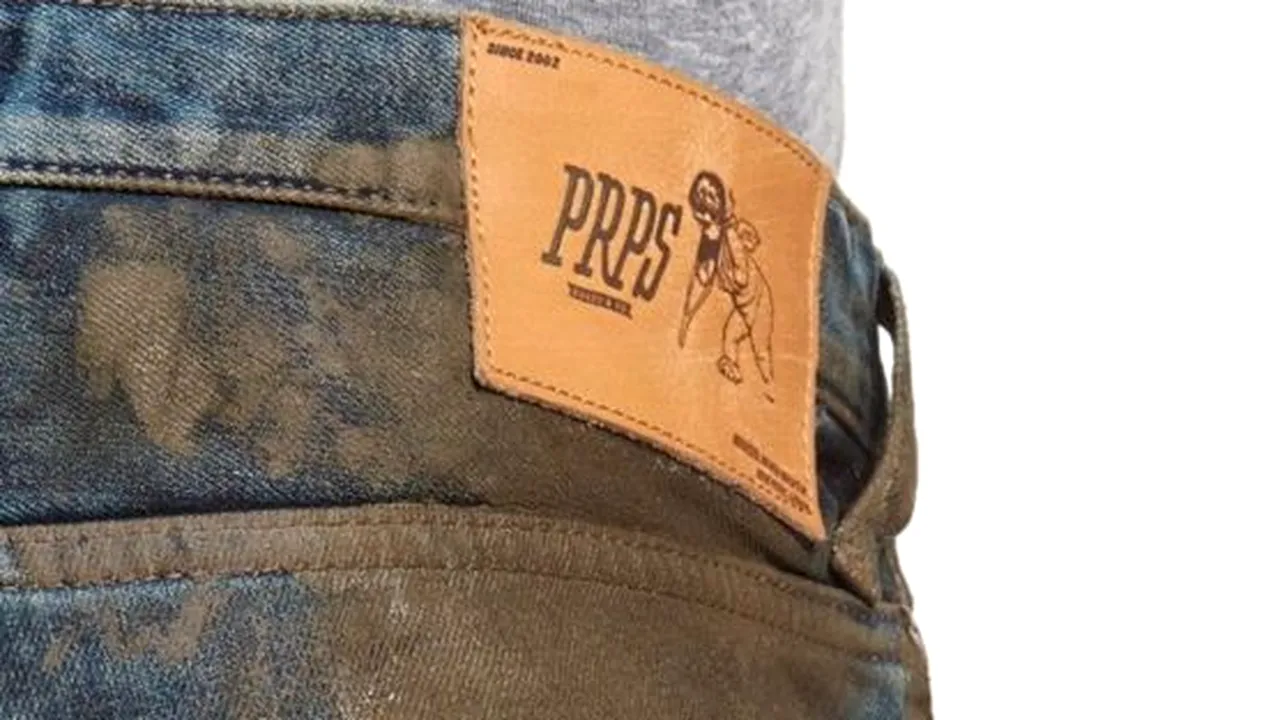 Modelul inedit de blugi lansat de o firmă americană. Prețul unei perechi sare de 400 de dolari