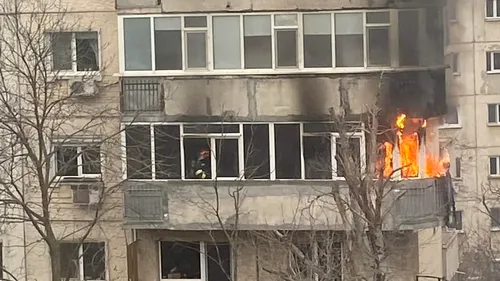 FOTO | Incediu puternic la un bloc din București. Mai multe echipaje, mobilizate la fața locului