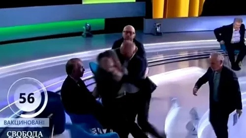 Un jurnalist ucrainean a luat la bătaie un politician pro-rus în timpul unei emisiuni în direct (VIDEO)