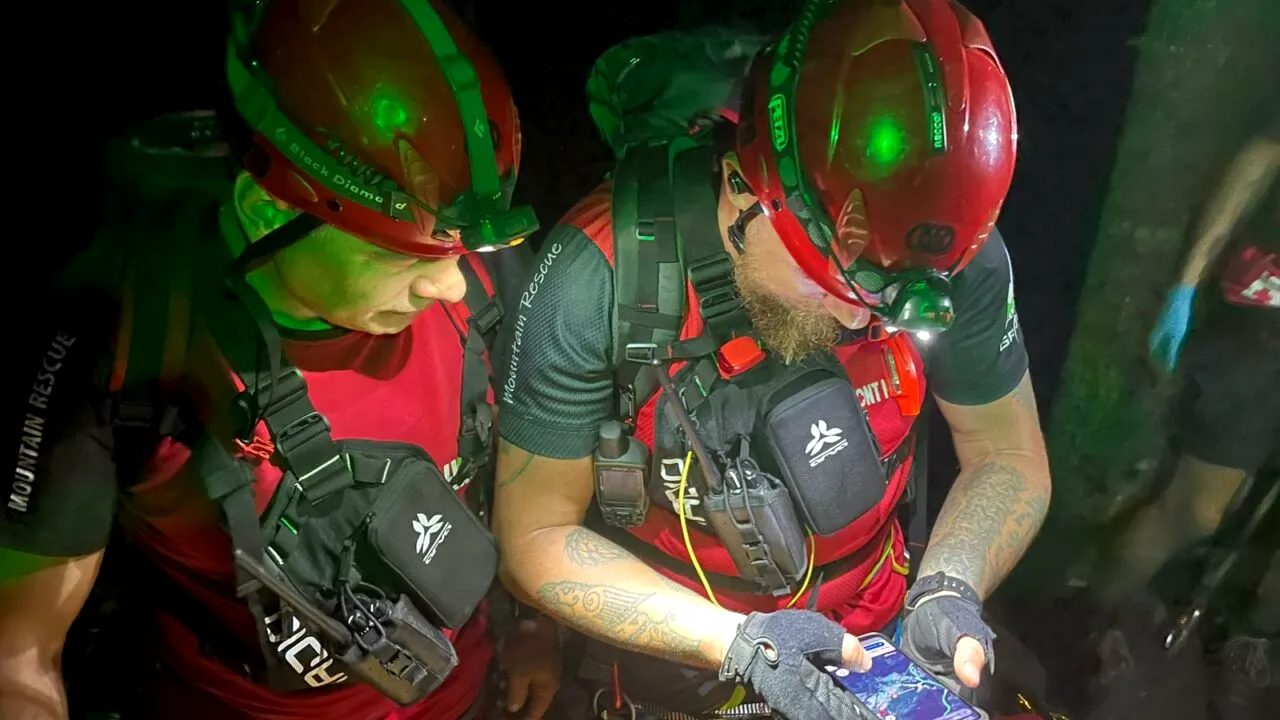 Acțiune de salvare: Un grup de 11 cetăţeni irlandezi voiau să ajungă la mănăstirea Pietroasa, din Munții Rodnei, dar s-au RĂTĂCIT din cauza ceţii