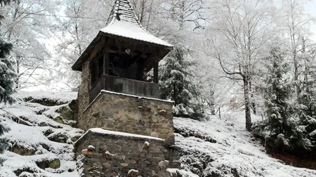 Pelerinii care ajung la Mânăstirea Prislop vor avea parte de o surpriză. Cum arată colțul de rai unde este înmormântat Arsenie Boca