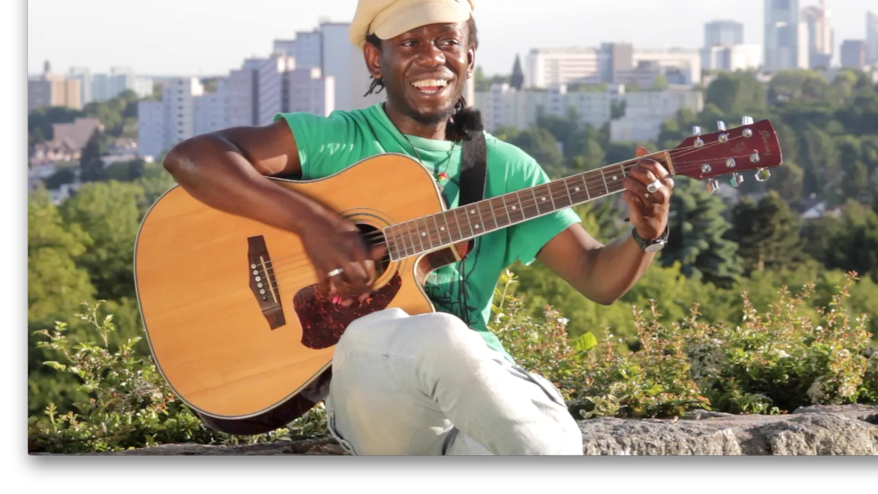 Cum a descoperit România băiatul din Congo cu nume de poveste. Johnny King: „Și acum mai dau peste oameni care strigă: Uite-l pe negru! Sunt surprins