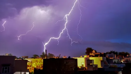 VREMEA. Avertizare nowcasting de la ANM. 10 județe în care va fi prăpăd în următoarele două ore!