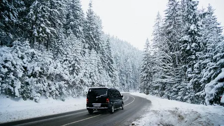 Ce este GHEAȚA NEAGRĂ, pericolul de pe șosele în timpul iernii. Titi Aur: „Aderența se schimbă de la una bună la una rea”