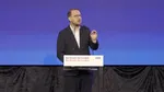 Fritz ironizează AUR: „Îmi aduce aminte de adolescenţii de la colţul blocului. Îşi umflă muşchii, ameninţă de la distanţă şi când chiar trece Grindeanu pe stradă, devin cei mai cuminţi din cartier – „Săru’mâna, domnu’ Sorin!”