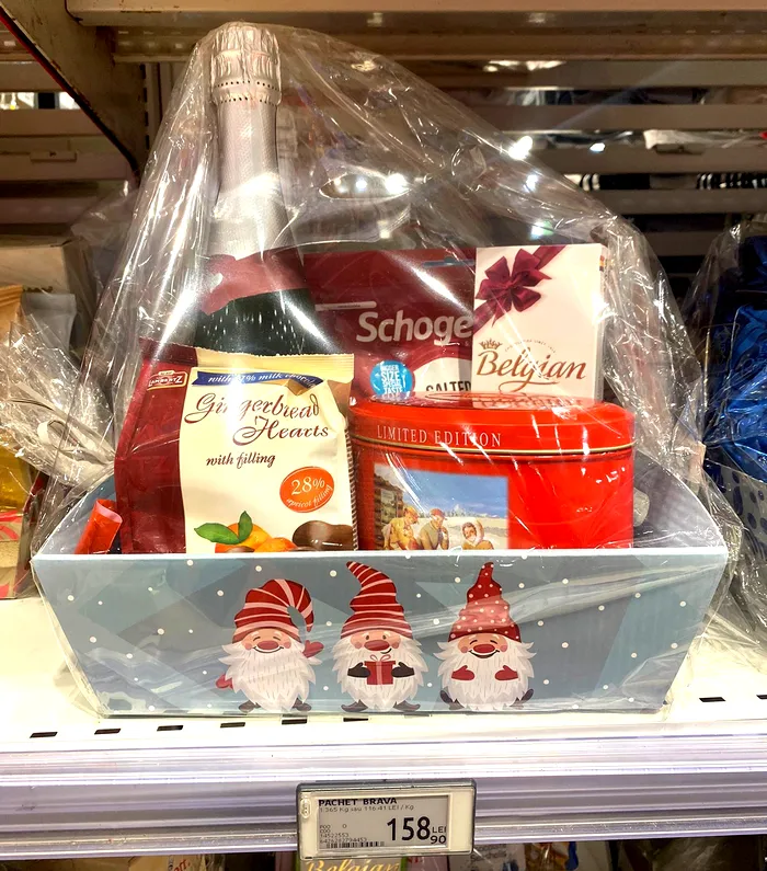 Cu câți lei se vinde un coș cu cadouri de Crăciun în Carrefour și în Cora din București / Sursa foto: GÂNDUL
