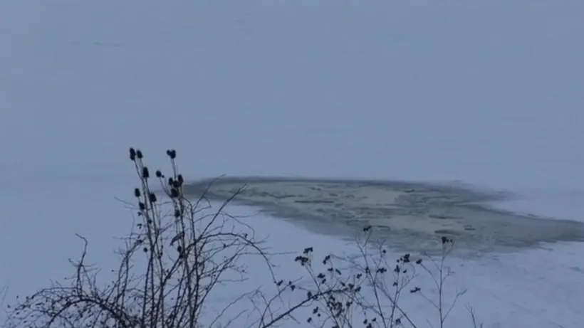 Doi copii au căzut în râul Bistrița, după ce gheața s-a spart sub ei