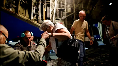 Peste 120 de cetăţeni români din zona de conflict armat din Orientul Apropiat, repatriaţi la cerere de către Guvernul României