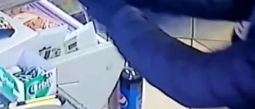 Imagini în premieră | Doi adolescenți înarmați cu un pistol cu bile jefuiesc un magazin din Curtea de Argeș - VIDEO