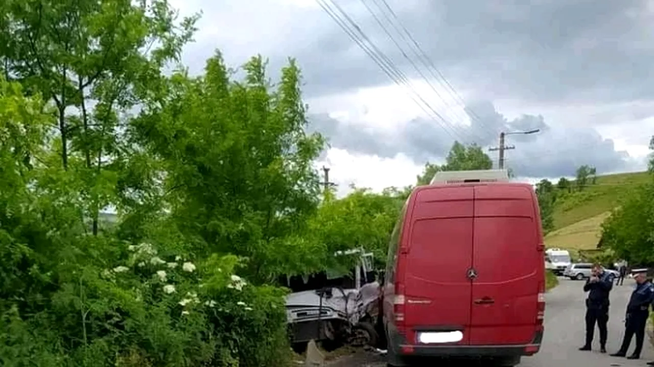 Accident între un microbuz și o autoutilitară, pe un drum din județul Cluj. Zece persoane au fost rănite