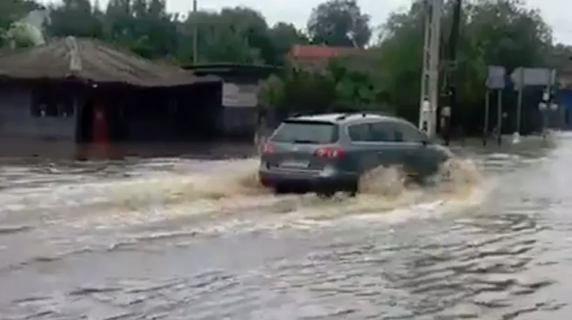 Urmările inundațiilor: Circulație închisă sau îngreunată pe trei drumuri naționale / Un sat a rămas izolat după ce drumul s-a tasat din cauza scurgerilor de pe versanți / Mesaje Ro-Alert emise în 8 județe - FOTO