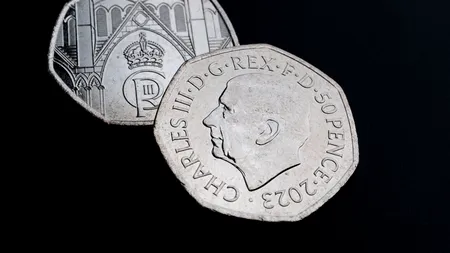 O monedă de 50 pence cu chipul regelui Charles al III-lea provoacă agitație printre colecționarii de monede din Marea Britanie