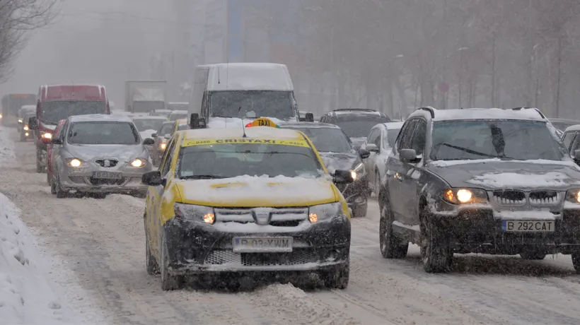 Iarna face ravagii pe șosele: Șoferi blocați în troiene de un metru și drumuri închise din cauza zăpezii