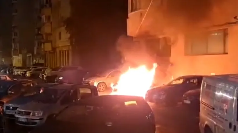Atac în stil mafiot la Iași. O mașină s-a făcut scrum după ce un individ a aruncat cu un „cocktail Molotov” asupra ei