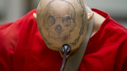 GALERIE FOTO. Cum s-a tatuat un infractor periculos, arestat pentru că împușcat un polițist