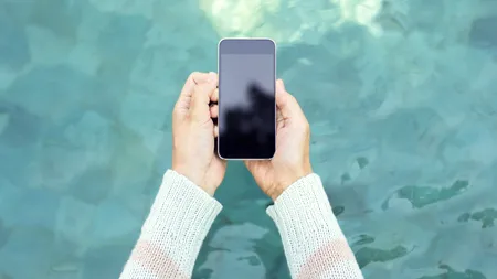 Ce trebuie să faci dacă ți-a scăpat telefonul în apă. Nu, nu trebuie să îl introduci în orez