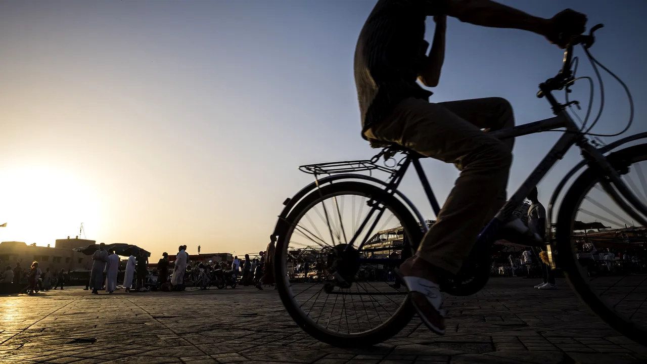 Aproape de COMA ALCOOLICĂ, un biciclist pedala PRIN ÎNTUNERIC